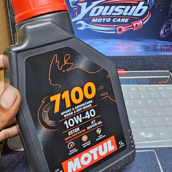 Motul 7100 10W-40 4T Ester Core® 100% Synthetic Engine Oil IL